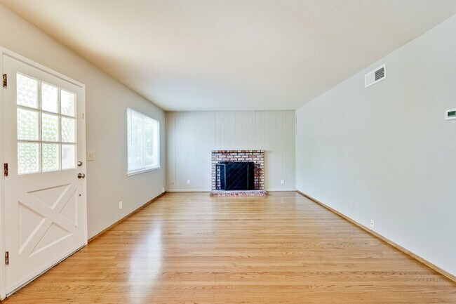 Foto del edificio - Charming 3-bedroom, 2-bathroom ranch-style...