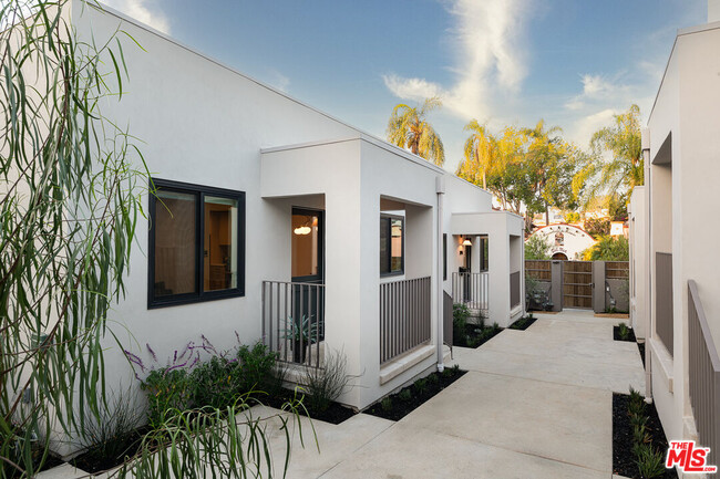 Building Photo - 2020 N Vista Del Mar Ave