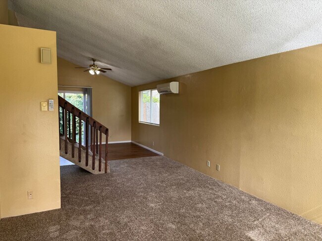 Building Photo - 2 bedroom 1.5 bath duplex