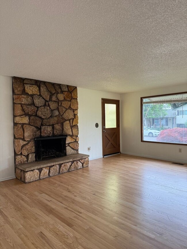 Photo - Great location in Milwaukie, OR! 3 bedroom 1 bath home with a large yard!