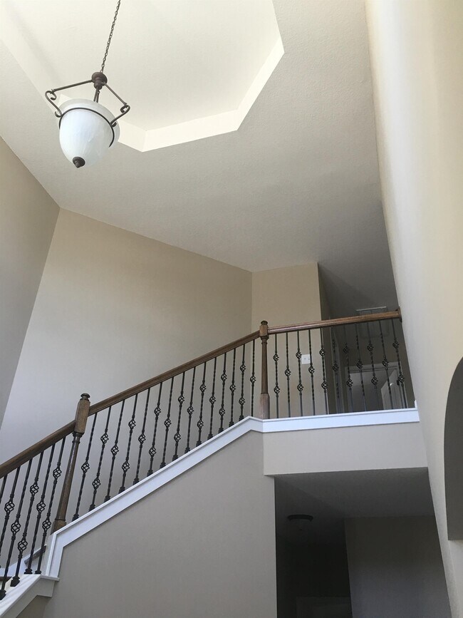 Building Photo - 607 Red Oak Ln