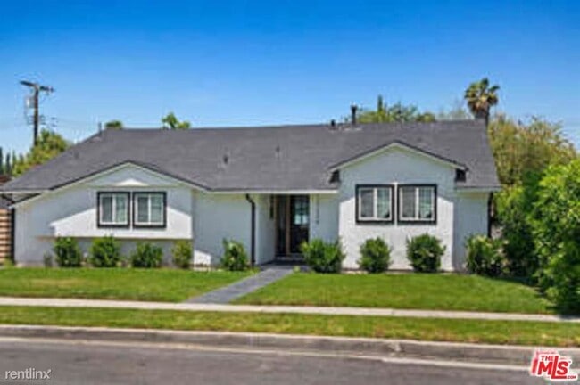 Building Photo - 3 br, 2 bath House - 13239 Cumpston St