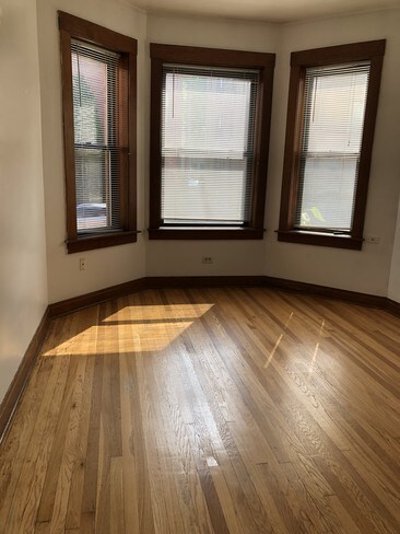 Living room - 3836 N Wilton Ave