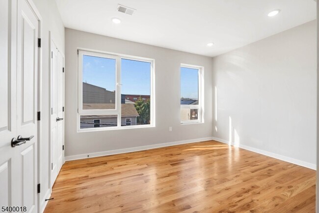 Foto del edificio - 108 Fleming Ave