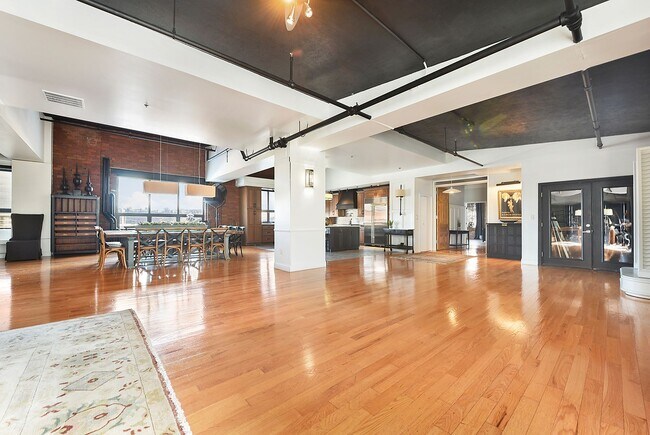 Foto del edificio - Spectacular, Furnished 3-Bedroom Loft