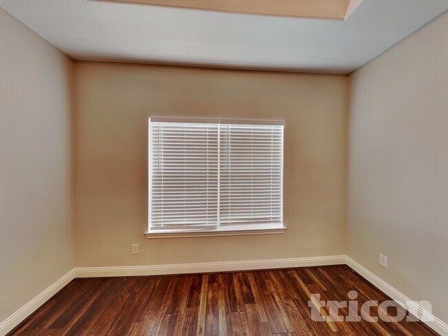 Building Photo - 1002 Woodcrest Dr