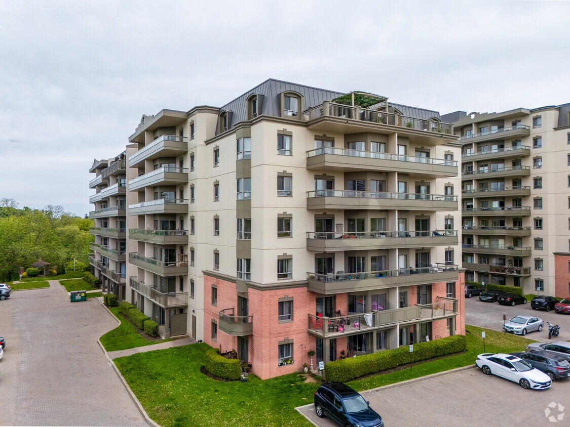 Building Photo - Victoria Park Place II