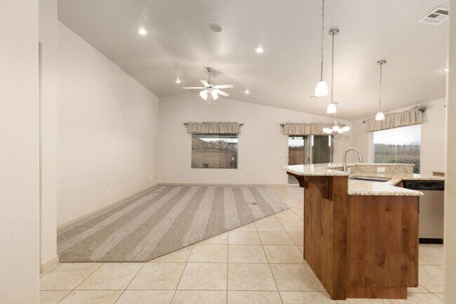 Foto del edificio - Single family with views and covered patio.