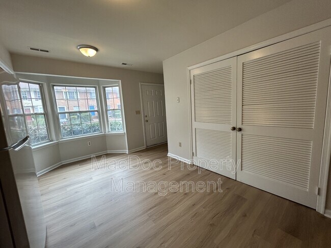 Foto del edificio - 5232 King's Wood Ln