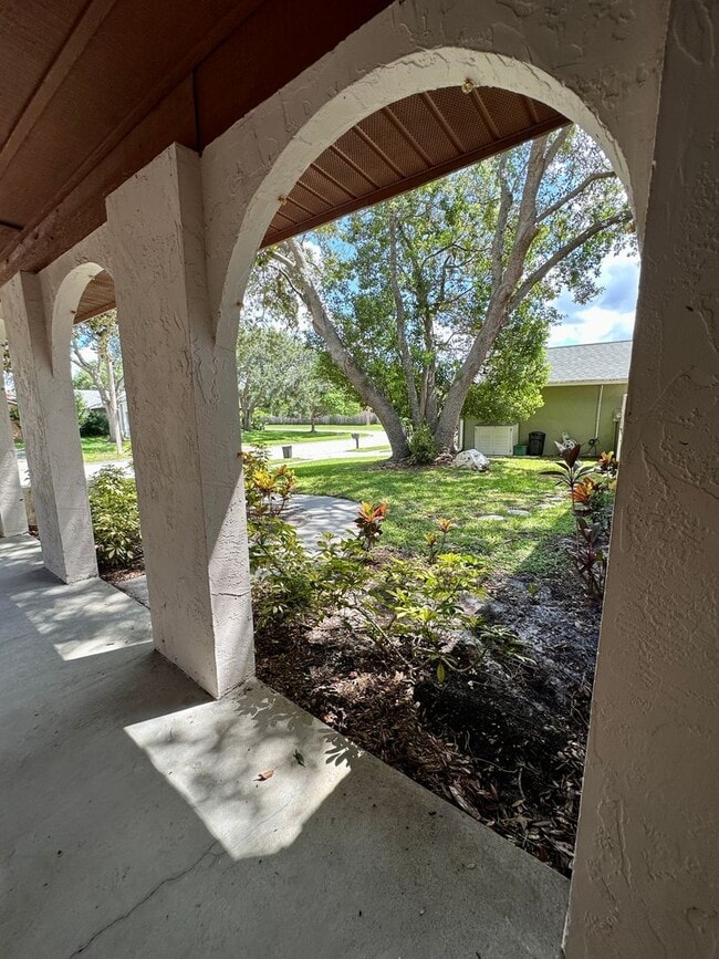 Building Photo - Perfect 3 bed 2 bath with huge fenced back...