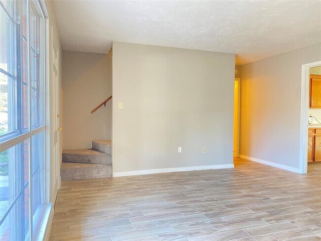 Building Photo - 6 Little John Ln