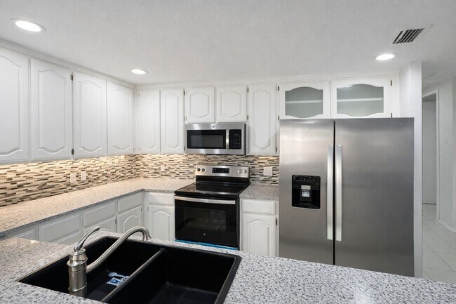 Building Photo - 2401 S Jackson Rd