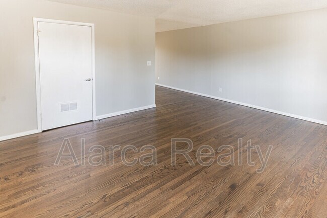 Building Photo - 3101 Erskine Dr