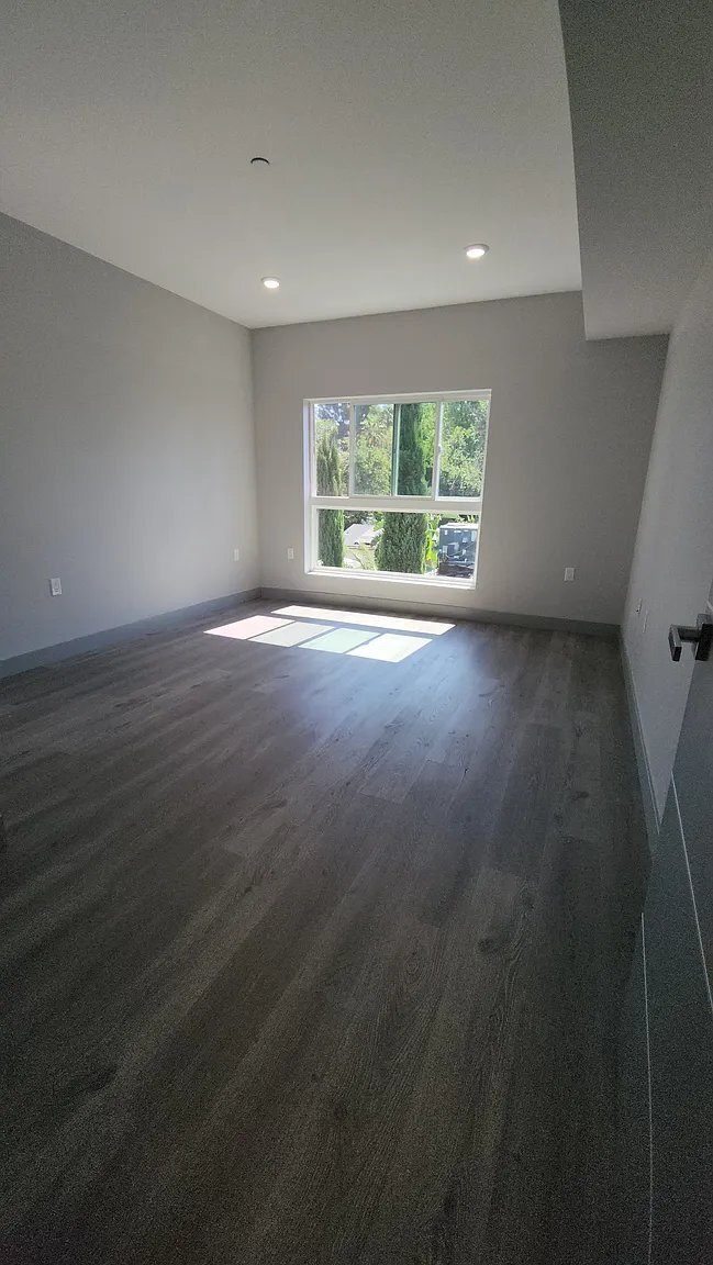 Foto del edificio - 7040 Woodman Ave
