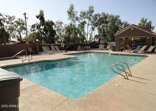 Building Photo - 1905 E University Dr