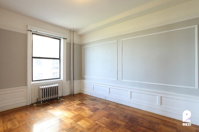 Building Photo - 635 Riverside Dr