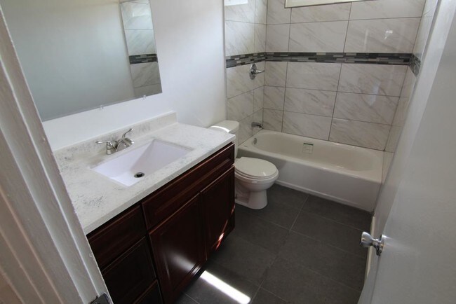 Building Photo - 1 bedroom in Los Angeles CA 90019