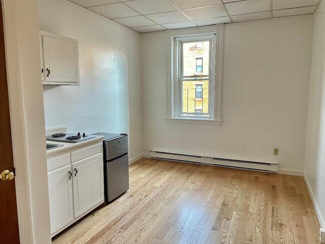 Building Photo - 849 Beacon St