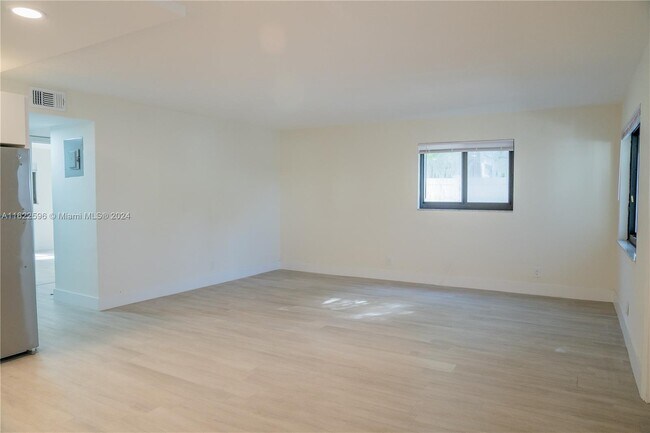Foto del edificio - 615 NE 26th St