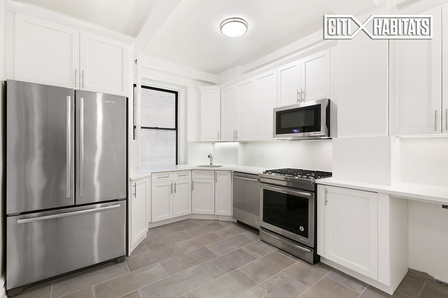 Building Photo - 35 E 84th St