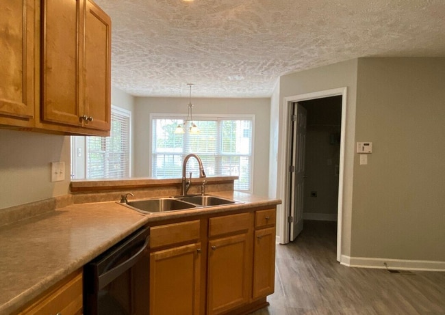 Building Photo - NEW LISTING!!!!