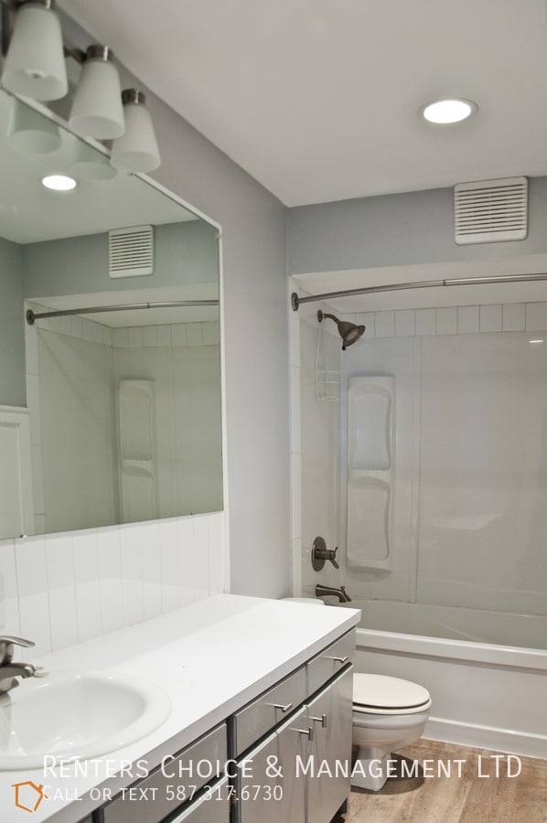 Building Photo - Pet Friendly Suite with Driveway Parking & Private Laundry