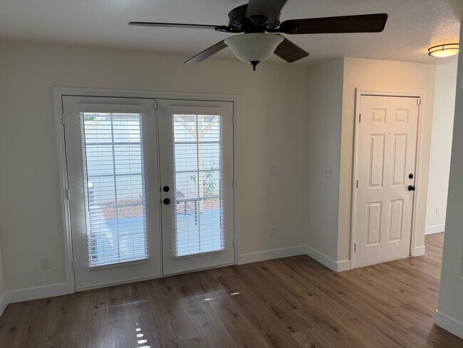 Building Photo - Gorgeous Remodeled 3 Bedroom Henderson Townhome