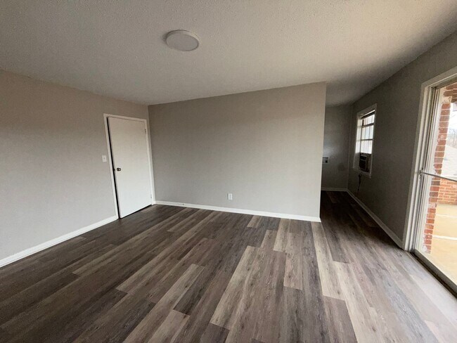 Building Photo - 206 Cloverleaf Dr