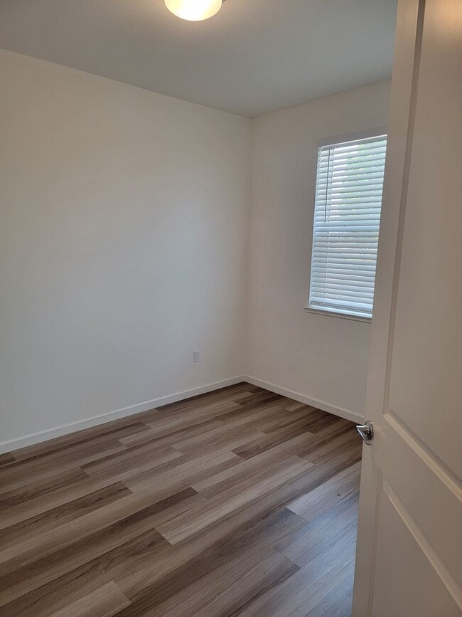 Building Photo - Beautiful 3 story home with 4 bedrooms 3.5...