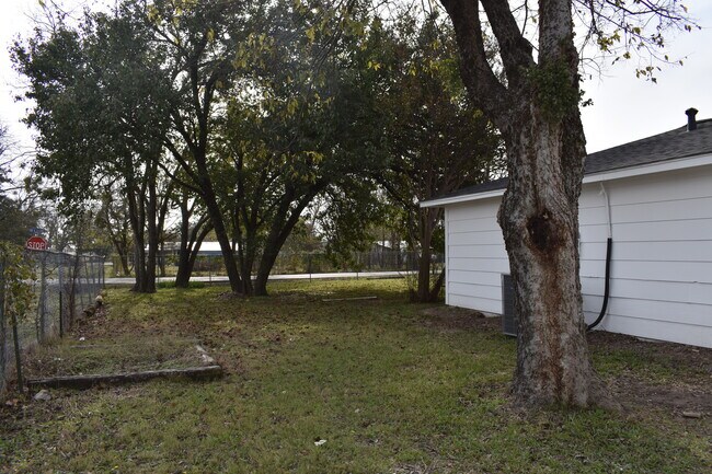 Foto del edificio - 108 E Kirby Ave