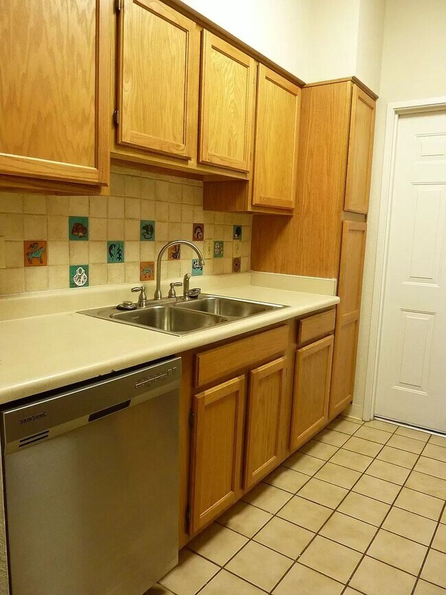 Building Photo - Beautifully updated 2-2 Condo with attache...