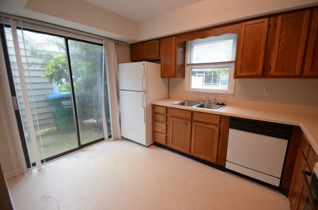 Building Photo - 407 Sunnyside Way