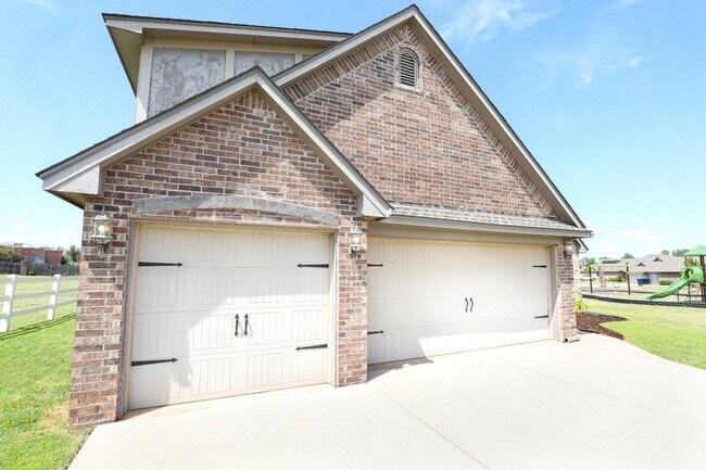 Building Photo - 17225 Ridgewood Dr