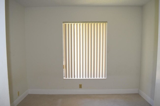 Building Photo - 2/2 Condo in Pine Ridge