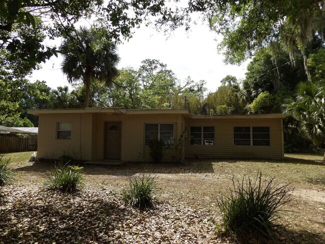 Foto del edificio - Orange City 3 Bedrooms 2 Bath 900 SQ FT Call Carole Arcaro 386-216-4900