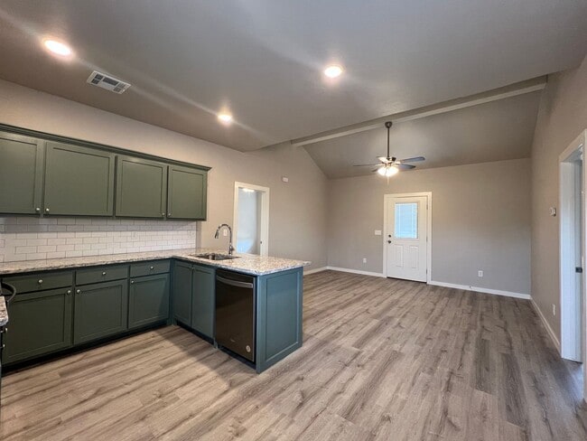 Building Photo - 120 Glenhaven