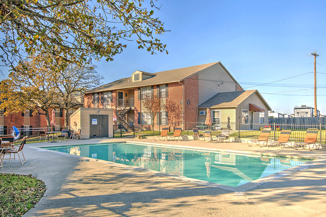 Building Photo - Rolling Oaks Apartment Homes