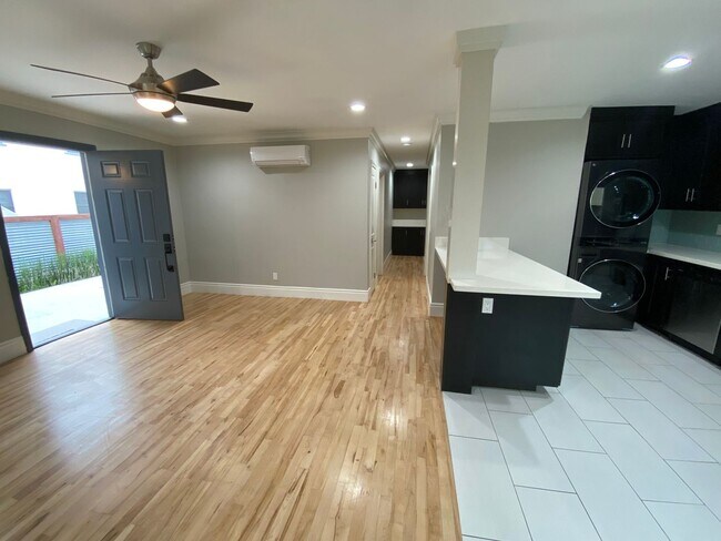 Foto del edificio - AC! In Unit Washer & Dryer! Reserved Onsite Parking! Downstairs Home!