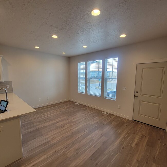 Foto del edificio - GET A MONTH OF RENT FOR FREE!!!