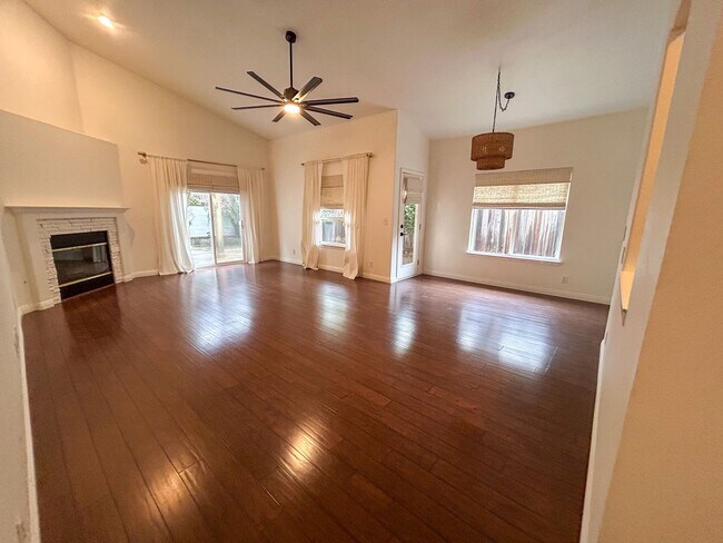 Foto del edificio - 3 Bedroom Home for Rent in Chico CA | Garage, Private Yard, Central HVAC