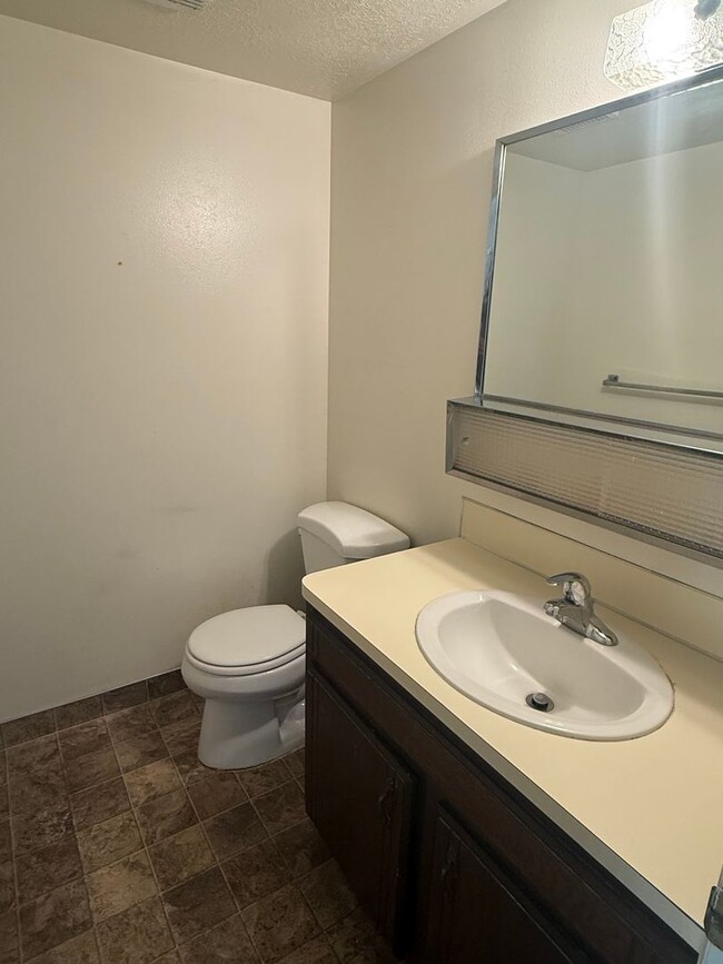 Building Photo - Beautiful Kaysville townhouse