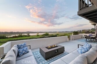 Building Photo - 303 Esperanza