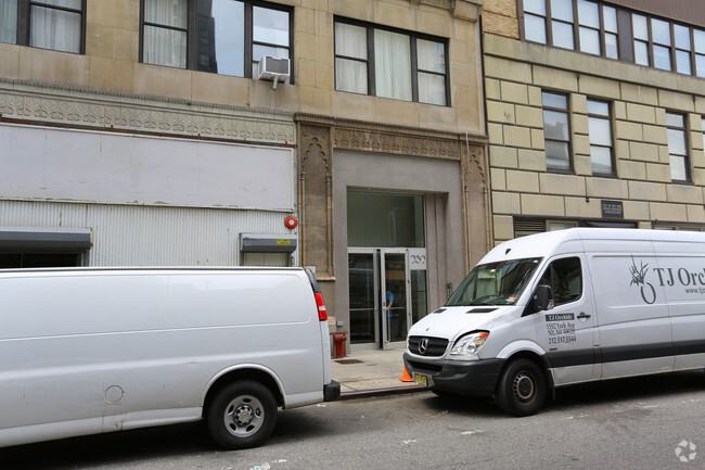 Building Photo - 252 W 30th St
