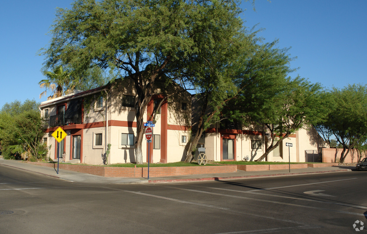 Primary Photo - 1030 N Martin Ave