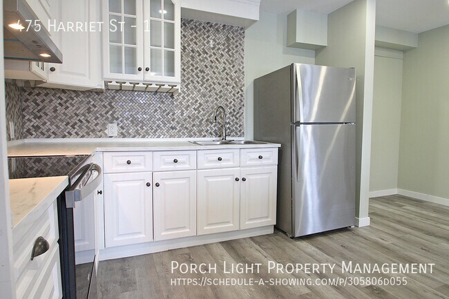 Photo du bâtiment - BEAUTIFUL 2 Bedroom Main floor with parking and private laundry