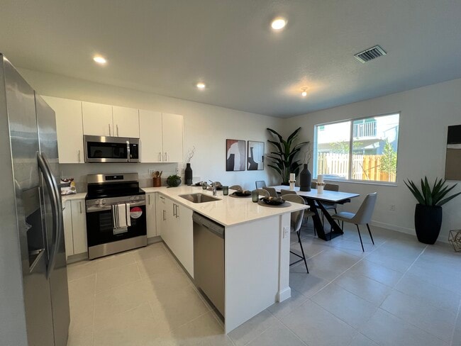 Foto del edificio - 651 SE 14th Ct
