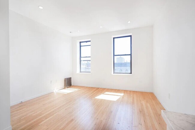 Building Photo - 623 Halsey Street