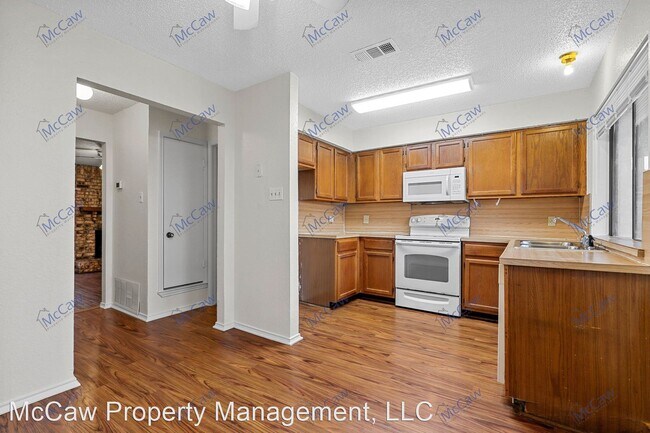 Building Photo - 2 br, 1.5 bath House - 800 Bluebonnet Dr. ...