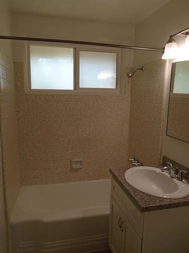 Foto del edificio - 5151 E Carson St