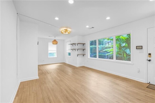 Building Photo - 844 Deckner Ave SW